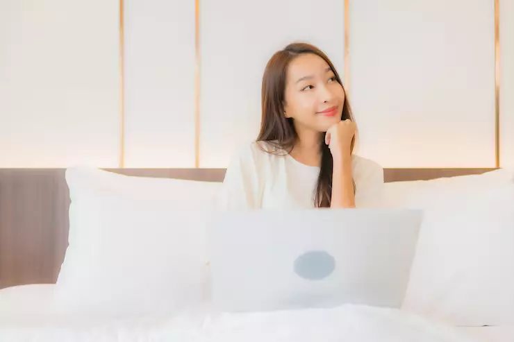 裝潢-女性在筆電前思考內容創作與自媒體經營策略 裝潢-女性在筆電前思考內容創作與自媒體經營策略