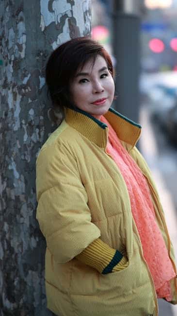 李恩菲克服羞恥感,戴上浴帽吃烤肉